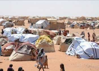 حكومة إقليم دارفور تسلم نازحي زمزم ٢٠ مليون جنيه كمساعدة انسانية