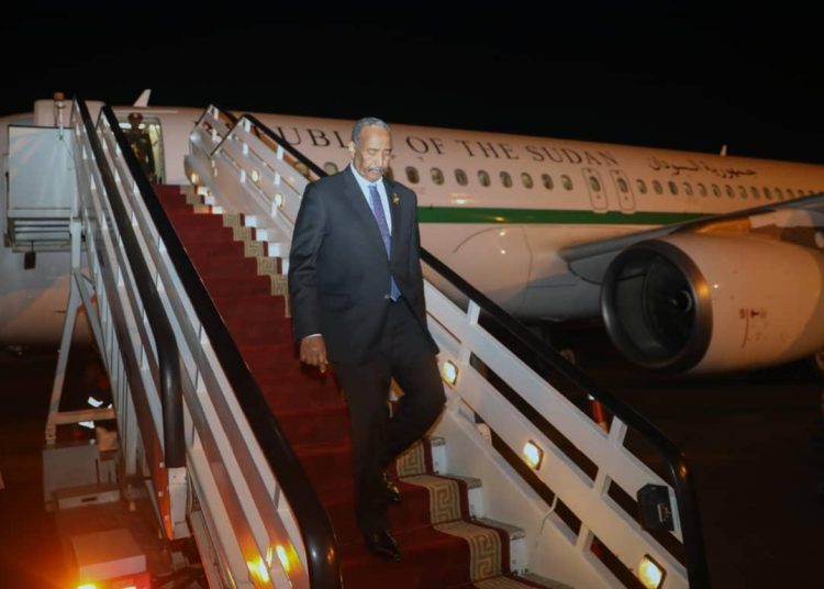 البرهان يعود إلى البلاد بعد مشاركته في القمة العربية بالجزائر