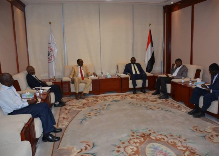 وزير الطاقة والنفط يلتقي بوفد إقليم دارفور