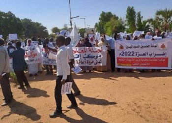 المعلمون يخرجون في تظاهرات حاشدة تطالب بإقالة ”الحوري“ وتحسين الأجور