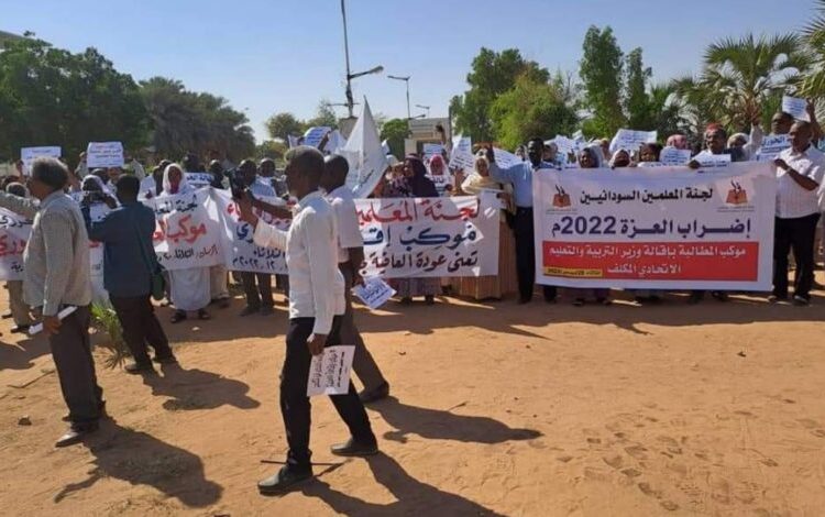 المعلمون يخرجون في تظاهرات حاشدة تطالب بإقالة ”الحوري“ وتحسين الأجور