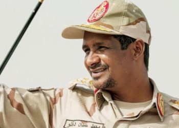 حميدتى يساعد في تأهيل ملعب أم دافوق