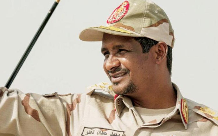 حميدتى يساعد في تأهيل ملعب أم دافوق