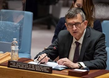 صورة جماعية للدبلوماسيين الاجانب جذب انتقاد واسع