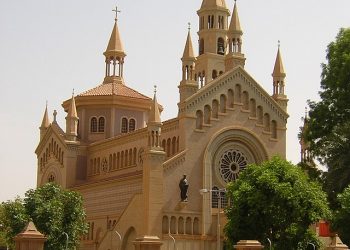 اشتباكات عنيفة بين ١٥ شخصًا عقب خروجهم من كنيسة