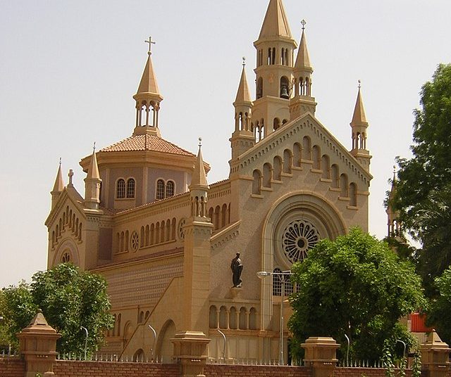 اشتباكات عنيفة بين ١٥ شخصًا عقب خروجهم من كنيسة